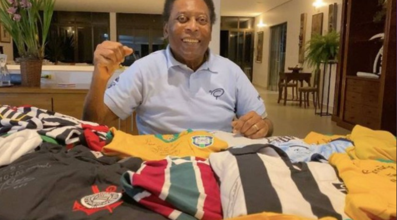 Pelé em casa no Guarujá; imagem mostra parte da decoração