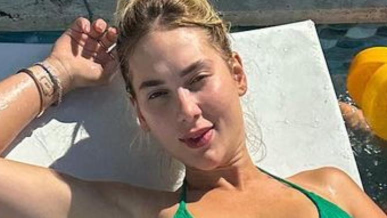 Virginia Fonseca surprises by showing her cracked belly in a photo by the pool
