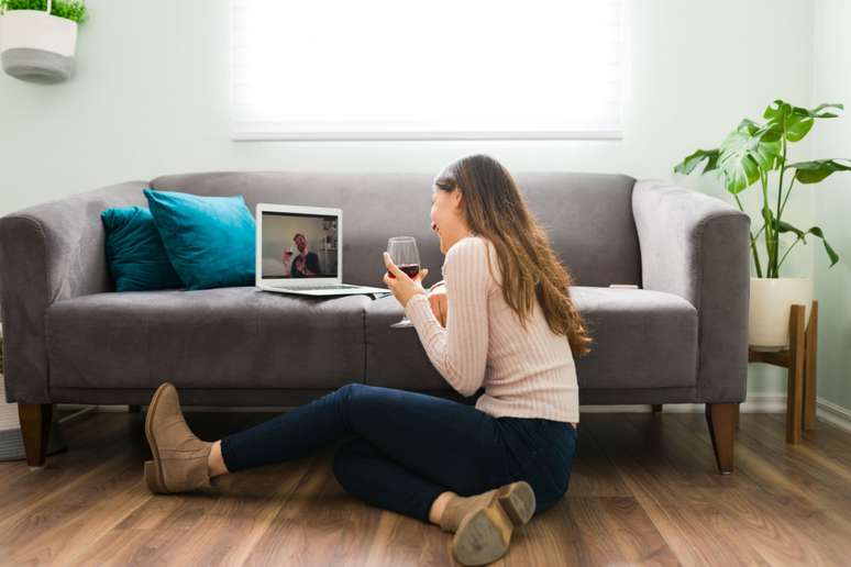 Conversar por videochamada ajuda a aproximar o casal 