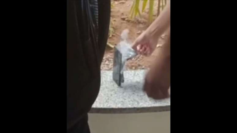 Video shows cell phone releasing smoke at school in DF