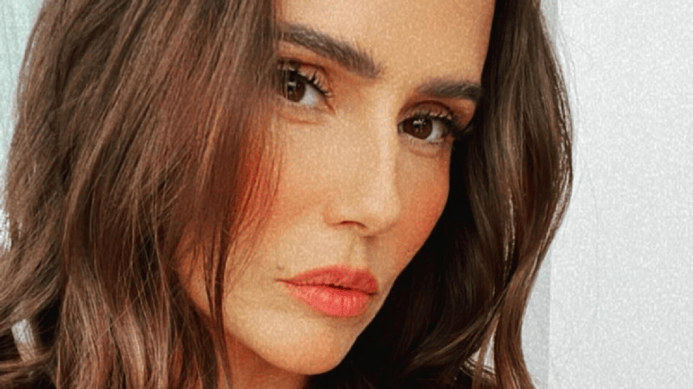 Deborah Secco strips off her clothes and lifts her butt in a sultry photo