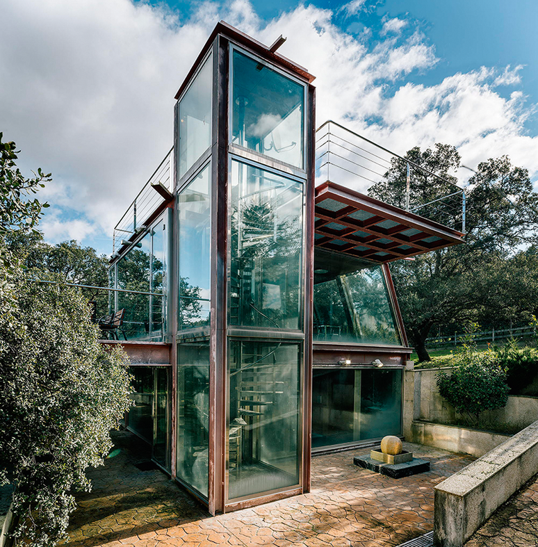 The Hidden Pavillion, a shelter built by Esteban Penelas Architects, in Spain, has taken the idea of ​​integration with nature to the extreme.  Nestled in the forest of Las Rozas, near Madrid, it uses corten steel, glass and cherry wood in the structure.