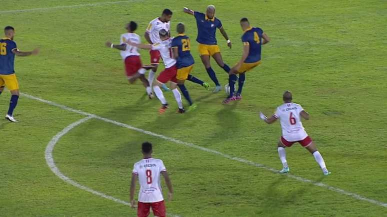 Pênalti mal marcado contribuiu para a eliminação do Retrô na Copa do Brasil (Foto: Reprodução)