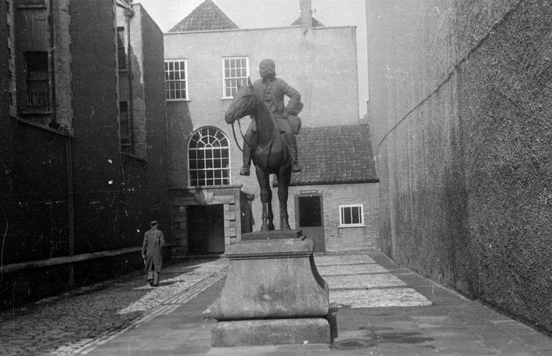 Est&aacute;tua de John Wesley na frente de capela Metodista em Bristol em 1939