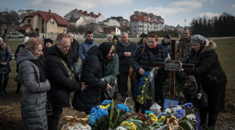 A Ucrânia sofreu muitas baixas - como este soldado sendo enterrado em Lviv - na defesa de Bakhmut