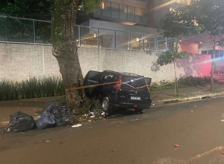 Carro de idosa que morreu após temporal em Moema, na zona sul de São Paulo.
