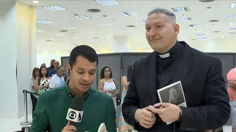 Journalist who lost his mother brings tears to Fr.  Marcelo Rossi during an interview