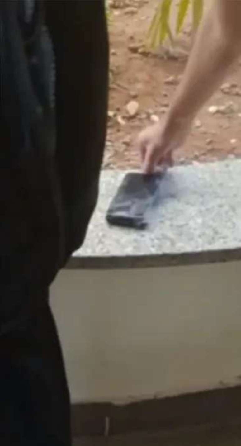 Mobile phones have started to release smoke in a school in Ceilândia-DF (Image: Playback/G1) Mobile phones have started to release smoke in a school in Ceilândia-DF (Image: Playback/G1)