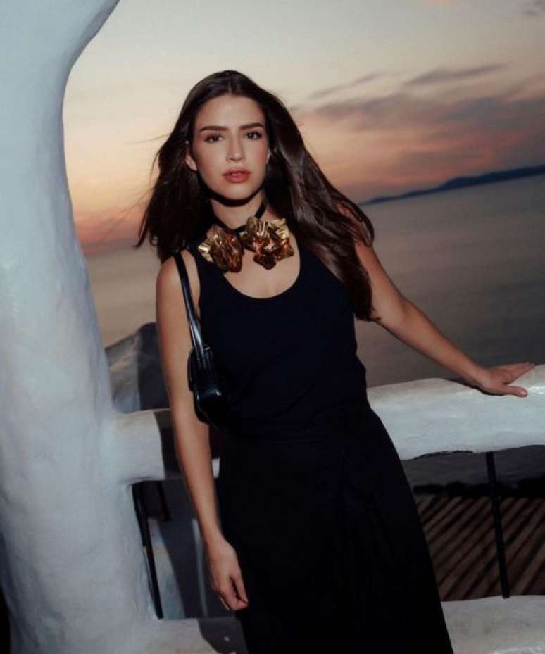 The floral choker helps to enhance the neckline and give that fashionista touch to the outfits –