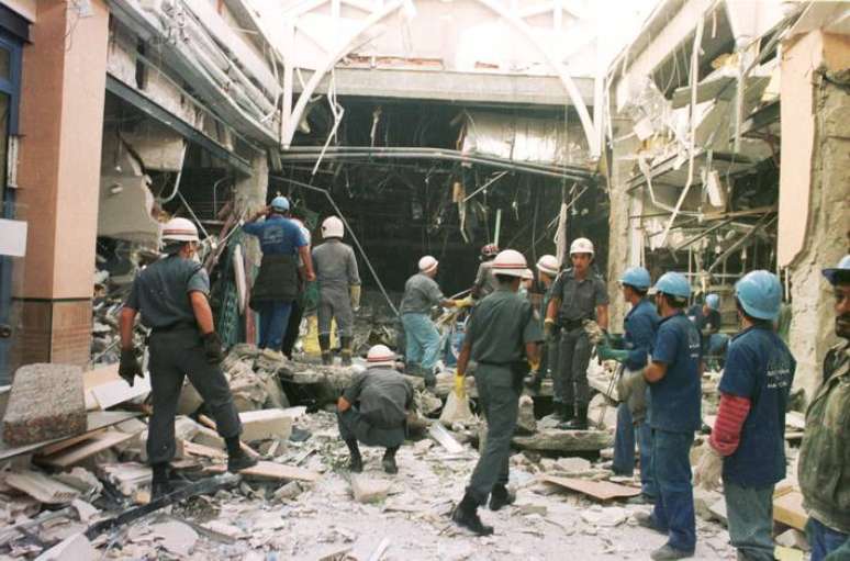 Explosão em 1996 deixou áreas do shopping destruídas