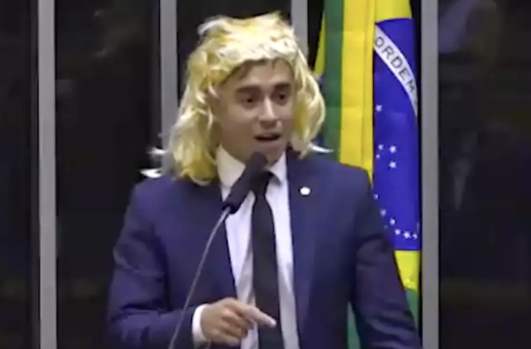 Em discurso no último dia 8 na Câmara dos Deputados, no Dia Internacional da Mulher, quando usou uma peruca loura e se apresentou na tribuna como "deputada Nikole"