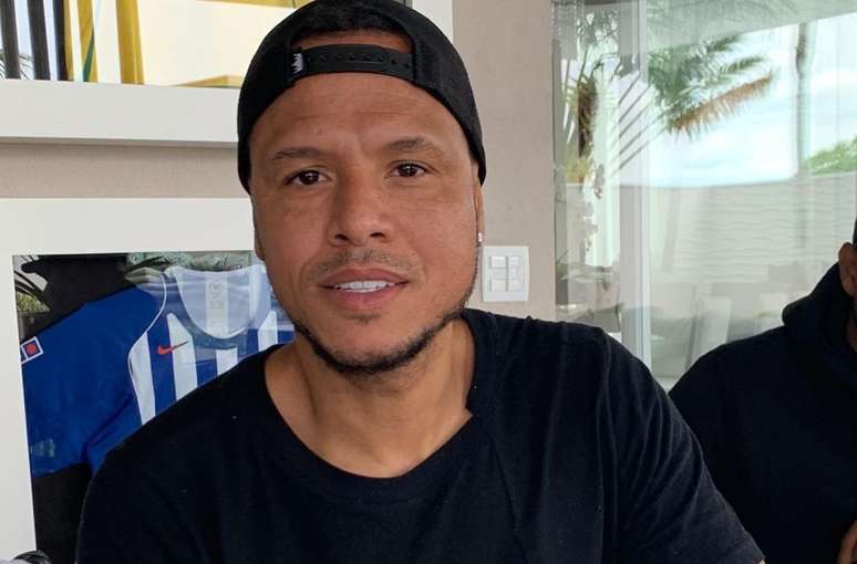 Luis Fabiano terá filha fora do casamento, acusa esposa 