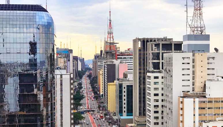 Avenida Paulista - Se sua m&atilde;e &eacute; daquelas que adora uma exposi&ccedil;&atilde;o, vale a pena lev&aacute;-la para um passeio completo na Avenida Paulista, no domingo. A avenida fica aberta para o p&uacute;blico e fechada para os carros na data, perfeito para fazer tudo com uma gostosa caminhada. Recomendamos que voc&ecirc;s visitem o Instituto Moreira Salles, o MASP, o Ita&uacute; Cultural, o Centro das Rosas, a Japan House e o Sesc Avenida Paulista, que tem essa vista maravilhosa.