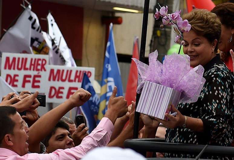 Dilma recebeu flores de eleitores durante a campanha de 2014