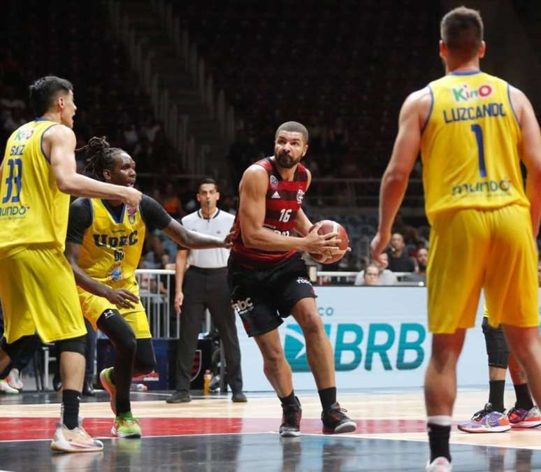 Ídolo do Flamengo, Olivinha fica indignado com erros em jogo decisivo: P para cara
