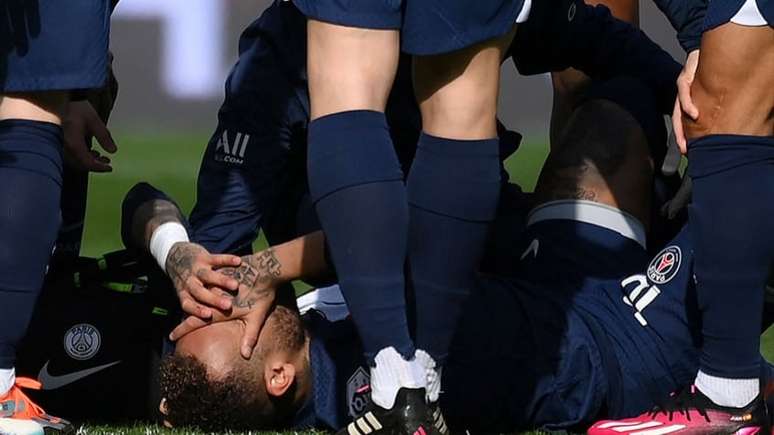 Neymar saiu chorando em uma maca após a lesão (FRANCK FIFE / AFP)