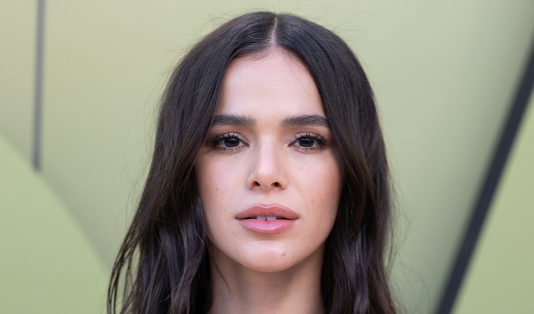 Bruna Marquezine foi uma das convidadas do desfile da Versace, que apresentou a coleção Outono/Inverno 2023 para uma plateia repleta de estrelas em Los Angeles.