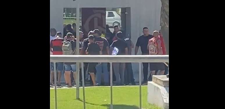 Muro pichado e protesto no CT: Flamengo amarga crise após nova derrota