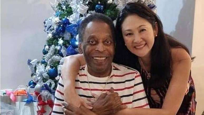 Pelé posa ao lado da esposa, cumprimenta seguidores e diz estar vivendo 'momentos de amor'.