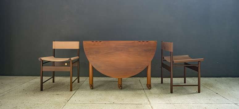 Cadeira Jockey, assinada por Jorge Zalszupin, e Mesa Tilt Top, de Claudia Moreira Salles.