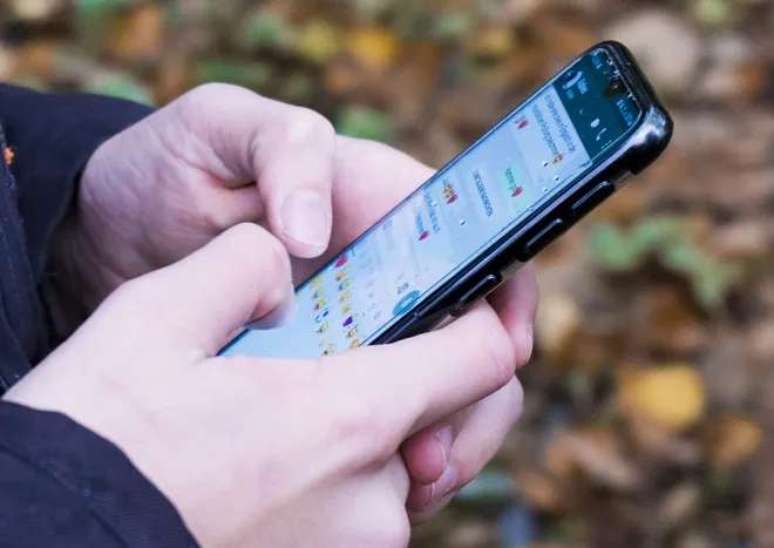 Reporting fraudulent profiles on WhatsApp helps identify criminals and prevents more people from falling victim to scams (Image: Guadalupe Carniel/Pixabay)