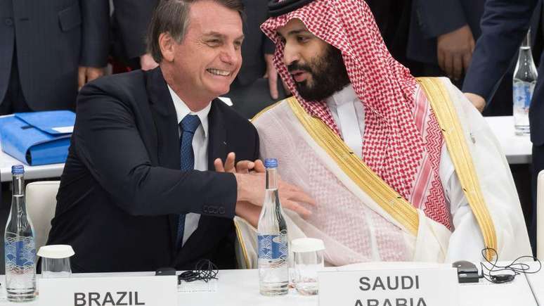Jair Bolsonaro e o pr&iacute;ncipe saudita Mohammed bin Salman em 2019, na c&uacute;pula do G20 no Jap&atilde;o