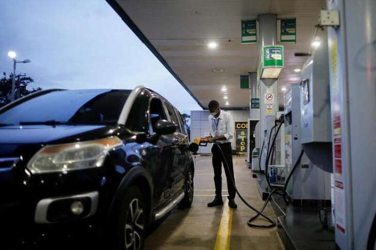 Frentista usa bomba de gasolina em posto da Petrobras, em Brasília
07/03/2023
REUTERS/Adriano Machado