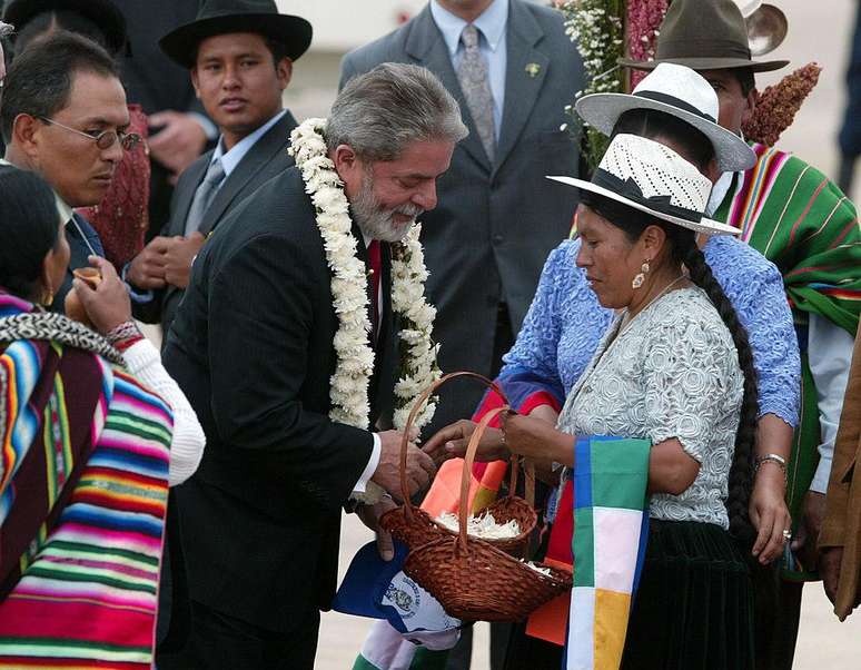 Além de autoridades, presidentes costumam receber presentes de pessoas comuns; na foto, Lula em 2006 na Bolívia
