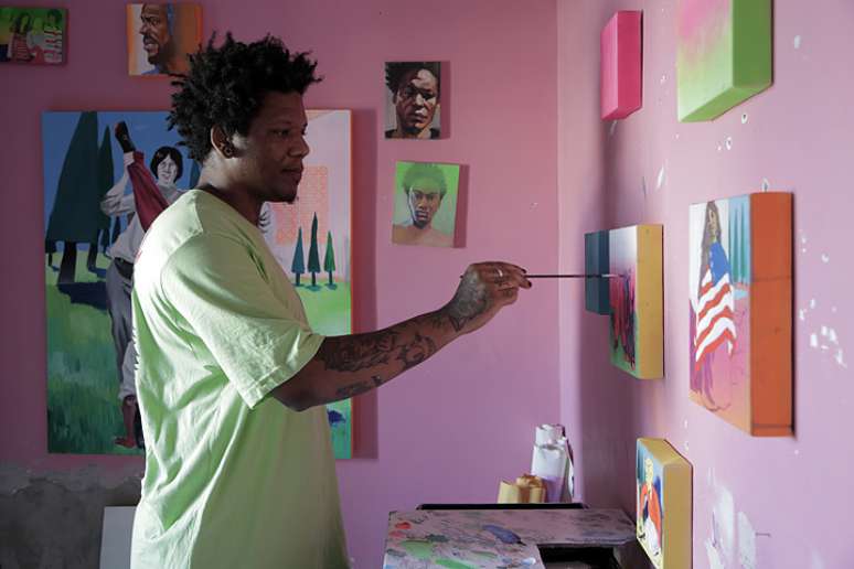 Marlon Amaro utiliza a pintura para a den&uacute;ncia de padr&otilde;es racistas normatizadas pela sociedade.