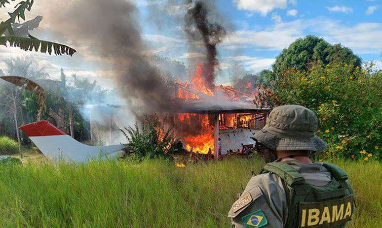 Ibama e PRF desmontaram mais de 190 acampamentos instalados por garimpeiros que atuam ilegalmente no interior da Terra Indígena Yanomami