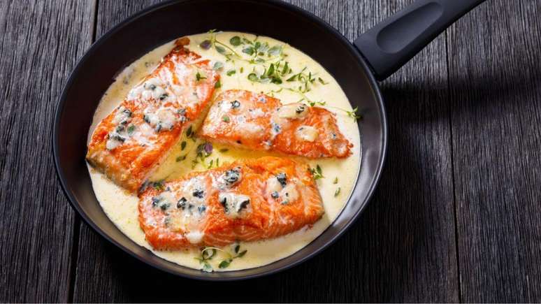 Salmon with cheese sauce