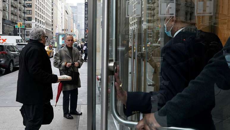 Clientes tentando acessar agência do Silicon Valley Bank em Nova York