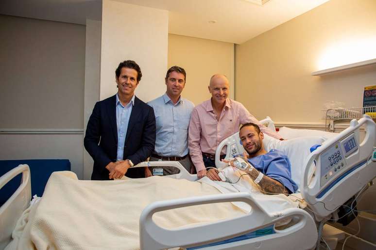 Notre Parisien Neymar en compagnie des professeurs Rodrigo Lasmar, Pieter D’Hooghe et James Calder.