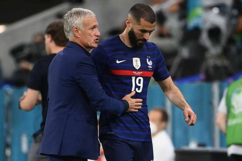 Deschamps e Benzema durante jogo pela França (Foto: FRANCK FIFE / POOL / AFP)