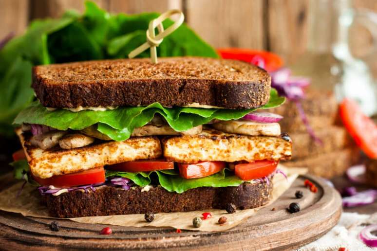 Feito a base de soja, tofu é um tipo de queijo rico em proteínas e nutrientes