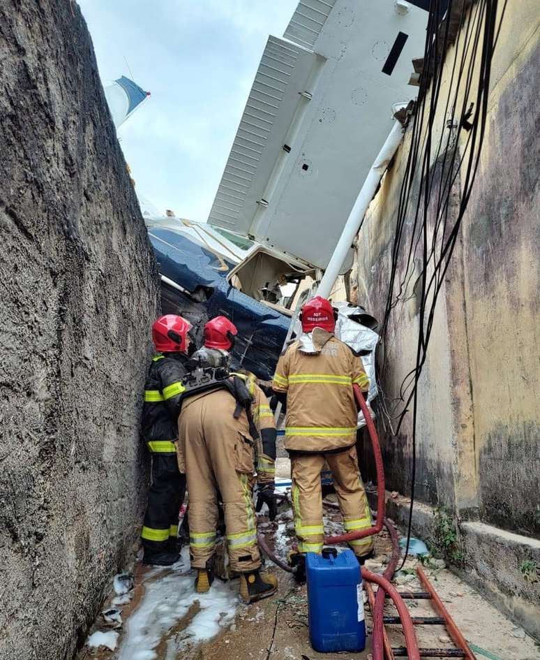 Bombeiros durante o resgate às vítimas