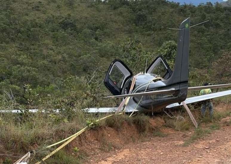 VÍDEO: Piloto aciona paraquedas de avião e faz pouso de emergência