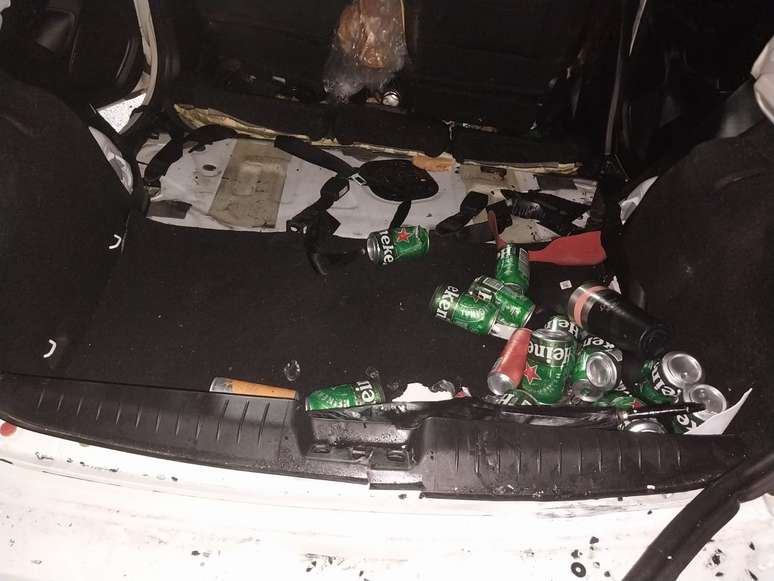 Porta-mala do Fiat Argo continha bebidas alcolicas; imagens foram anexadas ao Boletim de Ocorrncia 