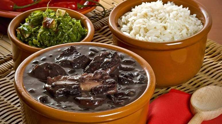 Feijoada completa tradicional &eacute; a cara do domingo