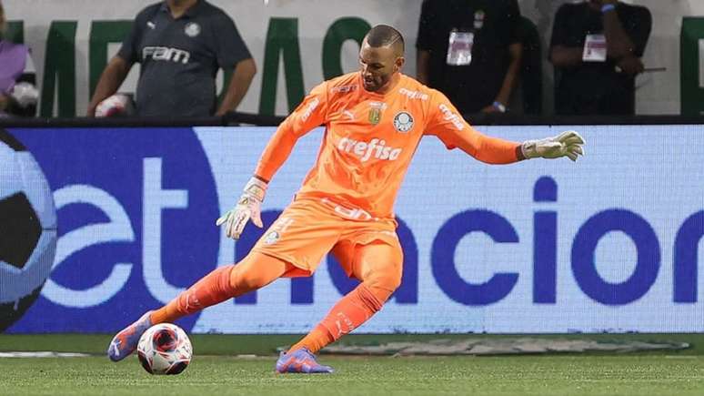 Weverton faz aniversário de estreia no Palmeiras e ganha classificação de presente