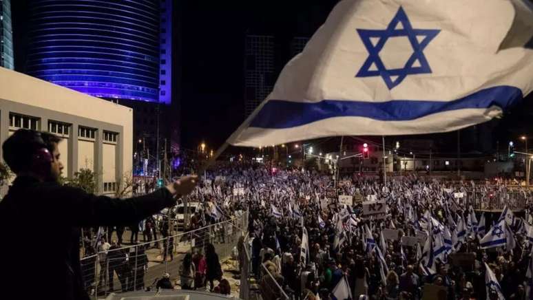 An estimated 200,000 people protested in Tel Aviv and another 300,000 in other Israeli cities against judicial reform.