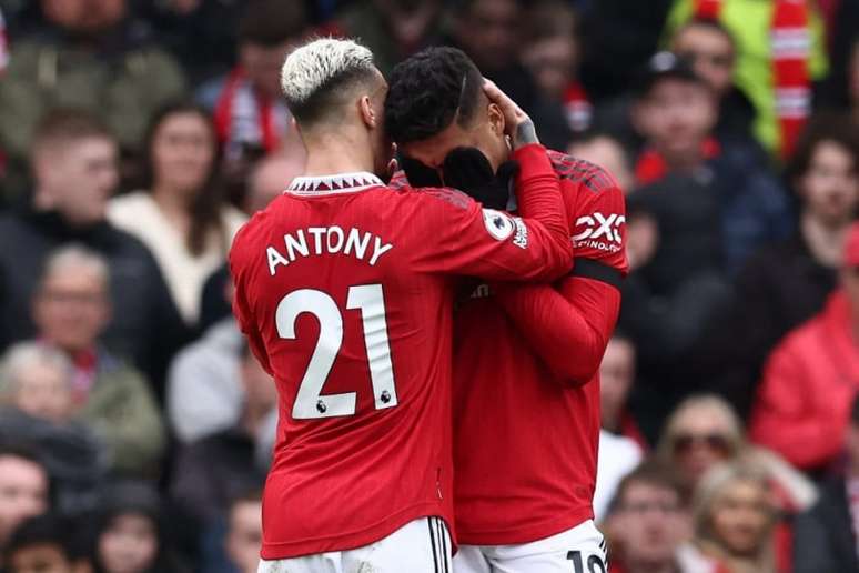 Antony consola Casemiro em expulsão contra o Southampton (Darren Staples/AFP)