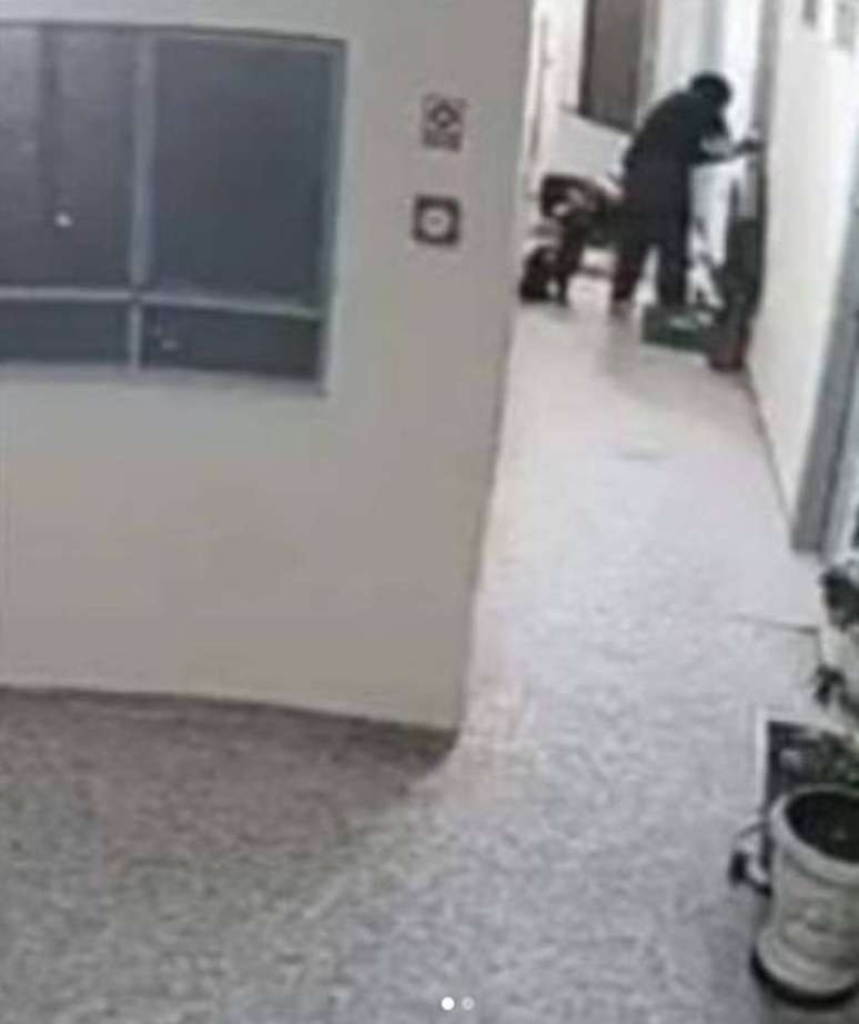 Câmeras de segurança mostram a limpeza do corredor do apartamento onde aconteceu o crime