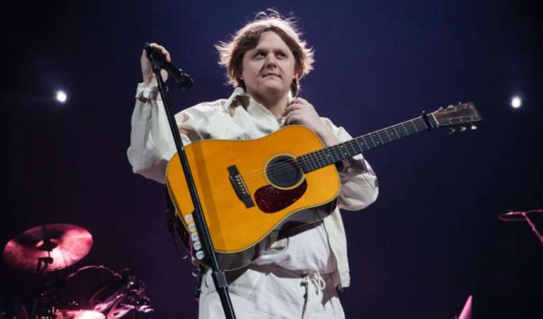 Lewis Capaldi enfrentou sintomas de Síndrome de Tourette no palco.