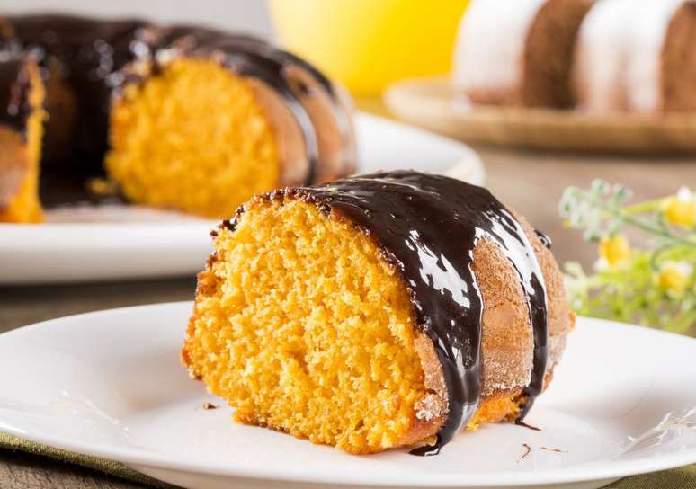 Bolo de cenoura com cobertura de chocolate