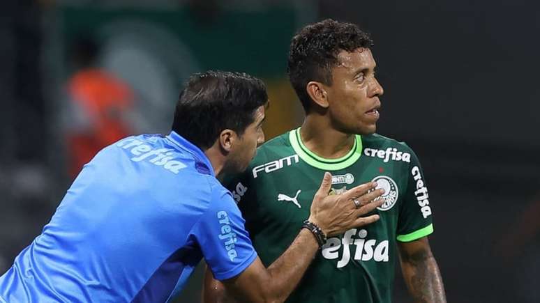 O técnico Abel Ferreira conversando com Marcos Rocha durante jogo. Foto: Cesar Greco/Palmeiras