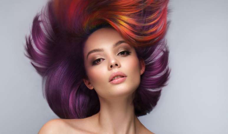 Colored hair conquers women’s hearts: tips on how to lose fear and adopt a bright-toned look