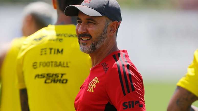 Vítor Pereira não tem pedidos de reforços atendidos no Flamengo e vive pressão na reta final do Carioca