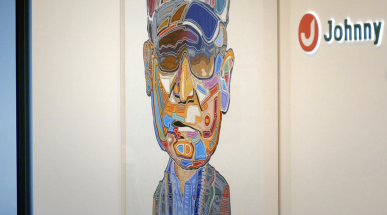 Uma obra de arte do rosto de Johnny Kitagawa est&aacute; pendurada na recep&ccedil;&atilde;o principal da Johnny & Associates