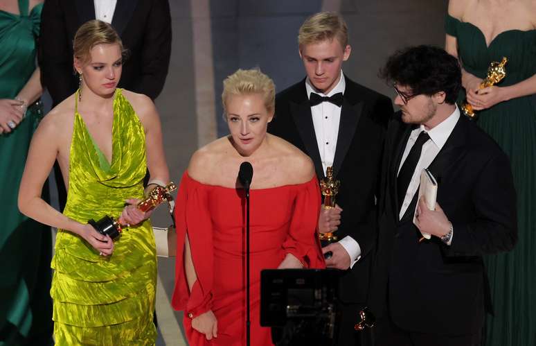 Yulia Navalny, esposa de Alexei Navalny, sua filha Daria e o diretor Daniel Roher após documentário sobre opositor russo levar o Oscar 